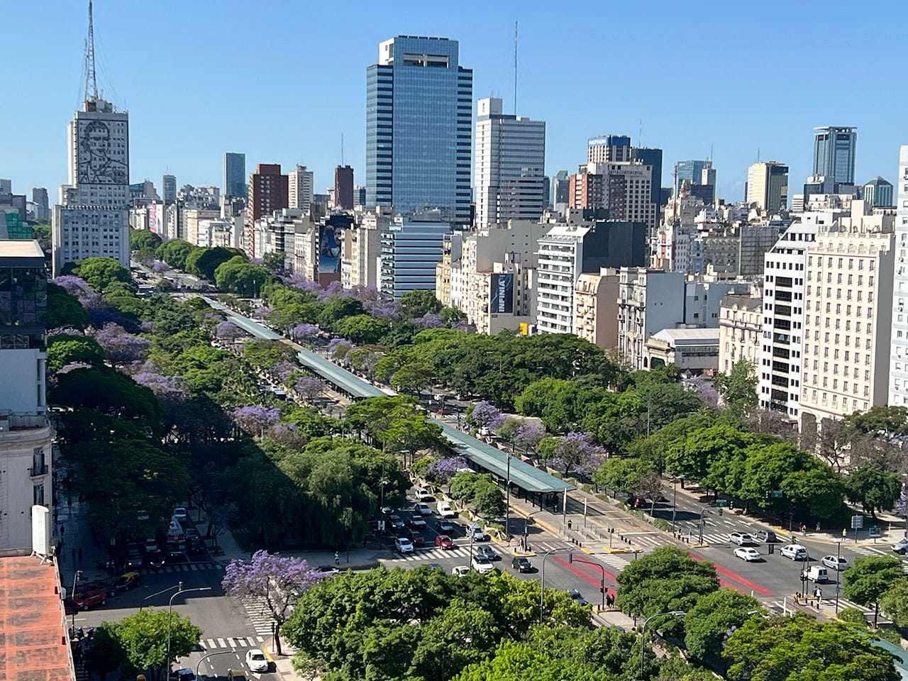 Vista panorámica de la Avenida 9 de Julio en Buenos Aires desde UNO Apart