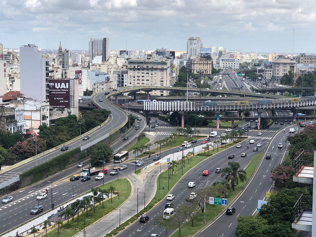 Vista panorámica de la Avenida 9 de Julio en Buenos Aires desde UNO Apart