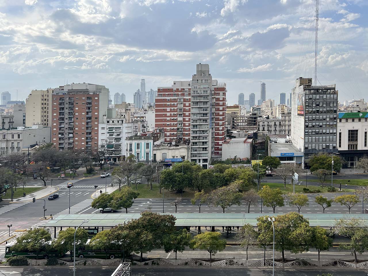 Vista panorámica de la Avenida 9 de Julio en Buenos Aires desde UNO Apart